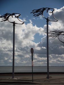 Die "WINDWÄCHTER", drei Stahlplastiken des Dipl. Designers Klaus Evenburg prägen seit dem 9. Juli 2000 das Bild des Wilhelmshavener Fliegerdeiches am Südstrand in Wilhelmshaven. Die sieben bis neun Meter hohe Skulpturengruppe symbolisiert stellvertretend die Nähe des Menschen zu den Naturgewalten von Wind und Meer, und die Auseinandersetzung mit Ihnen. Sie stehen für den Bewohner der Küste, der ständig die Nähe der Naturgewalten sucht. 