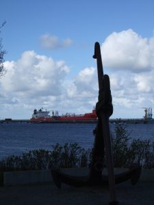 Impressionen aus Wilhelmshaven - Blick auf den Ölhafen, zu sehen die Löschbrücke und ein Tanker Blick auf den Löschkopf des Ölhafens