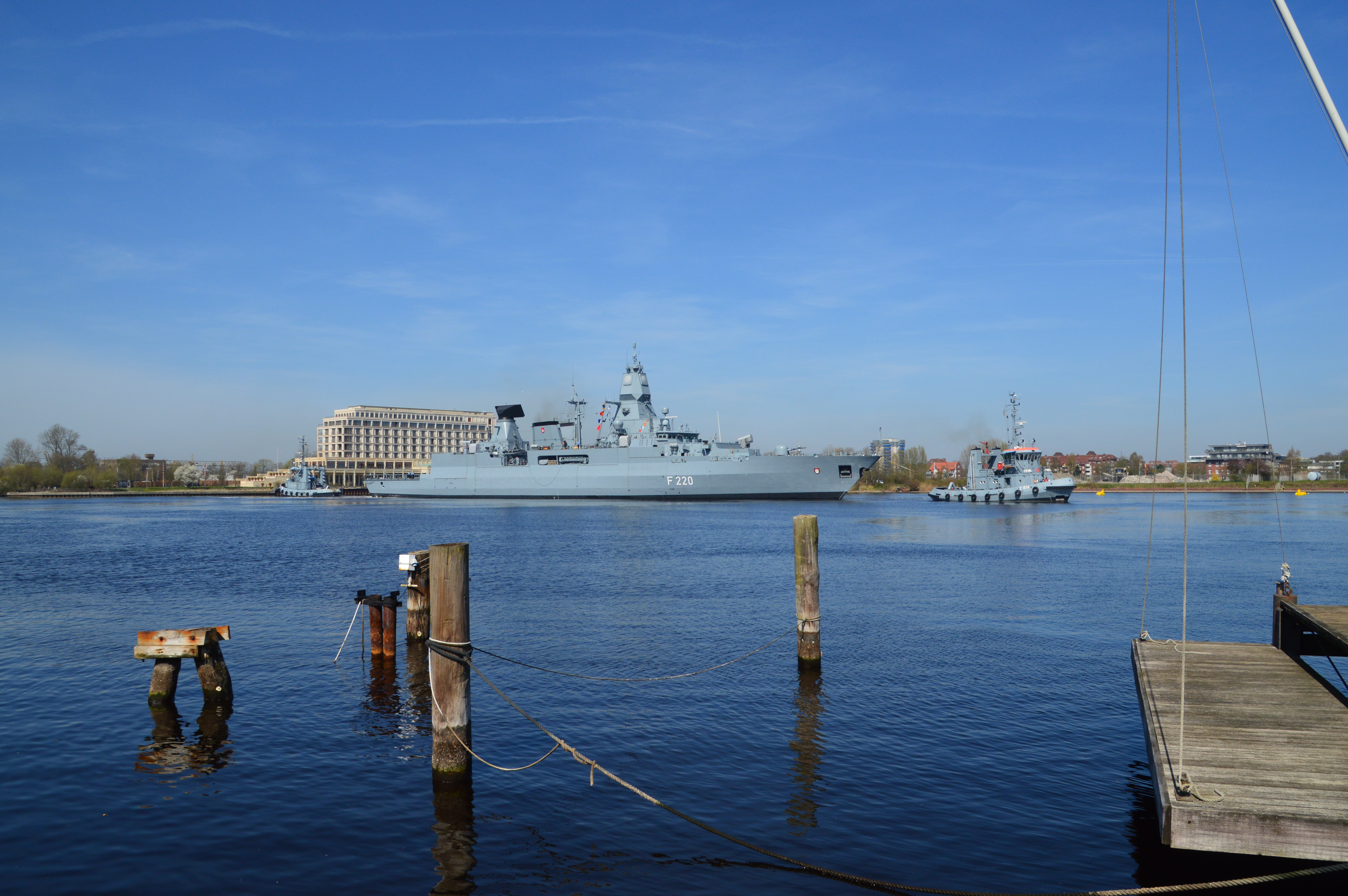 Impressionen aus Wilhelmshaven - Fregatte Hamburg im Großen Hafen