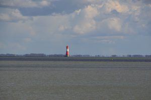 Impressionen aus Wilhelmshaven - Der Leuchtturm Arngast ist ein 36,27 Meter hoher Leuchtturm im Jadebusen, einer großen Meeresbucht im Südteil der Nordsee. Der in den Jahren 1909 und 1910 erbaute Leuchtturm wird vom Wasser- und Schifffahrtsamt Wilhelmshaven betrieben.