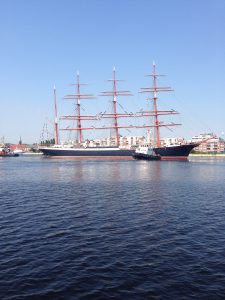 Zu Besuch, die Sedov (russisch Седов, im Deutschen auch unter der Transkription Sedow bekannt), ex Kommodore Johnsen (1936) ex Magdalene Vinnen II (1921), ist eine aus Stahl gebaute Viermastbark (Segelschiff) mit Hilfsmaschine (sog. Auxiliarsegler), das von der Sowjetunion und heute von Russland als Segelschulschiff genutzt wird. Sie wurde nach dem russischen Marineoffizier und Polarforscher Georgi Jakowlewitsch Sedow benannt. Die Sedov ist das größte noch segelnde traditionelle Segelschiff der Welt und das zweitgrößte überhaupt, übertroffen nur vom Neubau Royal Clipper.